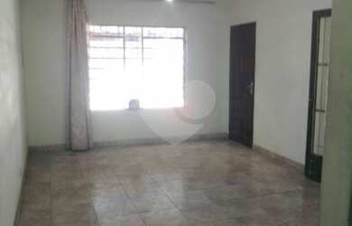 Imagem: A casa possui 3 Dormitórios, 1 Banheiro, 2 Vagas na garagem