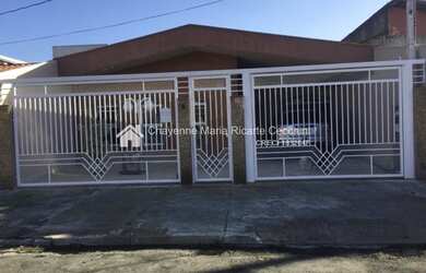 Imagem: A casa possui 2 Dormitórios, 1 Banheiro, 2 Vagas na garagem