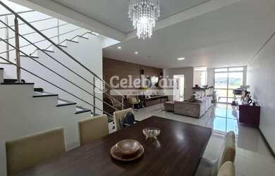 Imagem: A casa possui 3 Dormitórios, 4 Banheiros, 2 Vagas na garagem