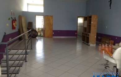 Imagem: O depósito para alugar possui 3 Vagas na garagem e 120m² de