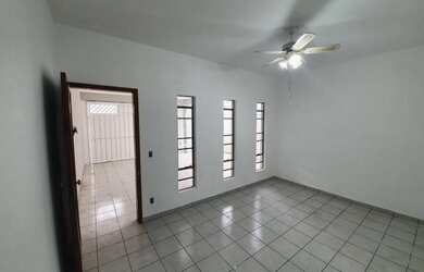 Imagem: A casa possui 3 Dormitórios, 3 Banheiros, 2 Vagas na garagem