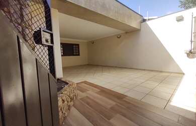 Imagem: A casa possui 3 Dormitórios, 3 Banheiros, 2 Vagas na garagem