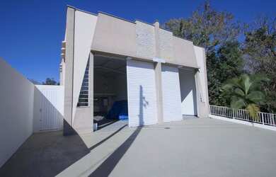 Imagem: O depósito possui 4 Vagas na garagem, 160m² de Área e está