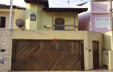 Imagem: A casa possui 4 Dormitórios, 4 Banheiros, 2 Vagas na garagem