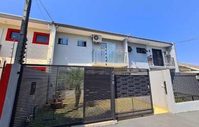 Imagem: A casa possui 4 Dormitórios, 3 Banheiros, 2 Vagas na garagem