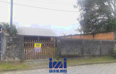 Imagem: A casa possui 4 Dormitórios, 2 Banheiros, 3 Vagas na garagem