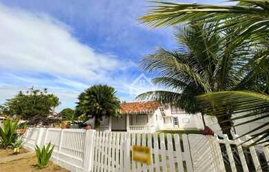 Imagem: A casa possui 4 Dormitórios, 3 Banheiros, 200m² de Área