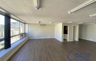 Imagem: O depósito possui 1 Vaga na garagem e 93m² de Área e está