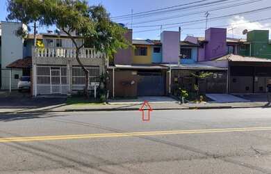 Imagem: A casa possui 3 Dormitórios, 2 Banheiros, 2 Vagas na garagem