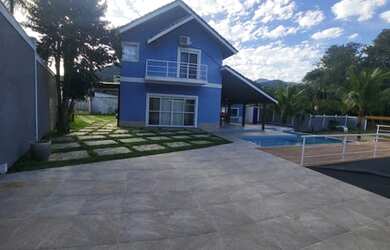 Imagem: A casa possui 4 Dormitórios, 2 Banheiros, 4 Vagas na garagem