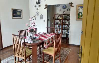 Imagem: A casa possui 4 Dormitórios, 3 Banheiros, 3 Vagas na garagem