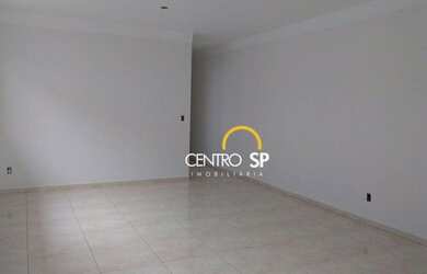 Imagem: A casa possui 3 Dormitórios, 3 Banheiros, 4 Vagas na garagem