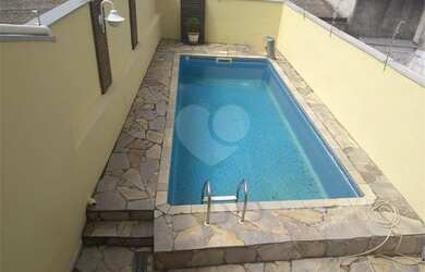 Imagem: A casa possui 3 Dormitórios, 3 Banheiros, 2 Vagas na garagem