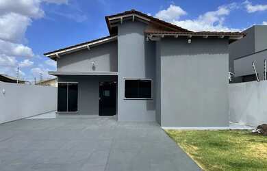 Imagem: A casa possui 3 Dormitórios, 2 Banheiros, 2 Vagas na garagem