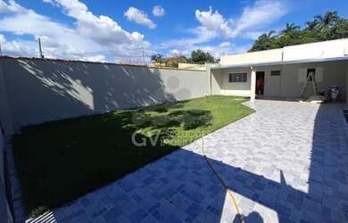 Imagem: A casa possui 3 Dormitórios, 2 Banheiros, 4 Vagas na garagem