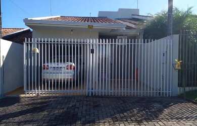Imagem: A casa possui 3 Dormitórios, 2 Banheiros, 2 Vagas na garagem