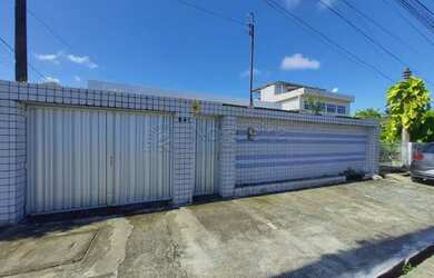 Imagem: A casa possui 3 Dormitórios, 1 Banheiro, 2 Vagas na garagem