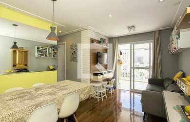 Imagem: O apartamento possui 3 Dormitórios, 1 Banheiro, 1 Vaga na garagem