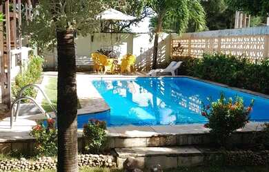 Imagem: A casa possui 5 Dormitórios, 5 Banheiros e 4 Vagas na garagem