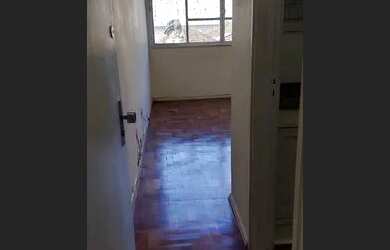 Imagem: O apartamento possui 1 Dormitório, 1 Banheiro, 1 Vaga na garagem