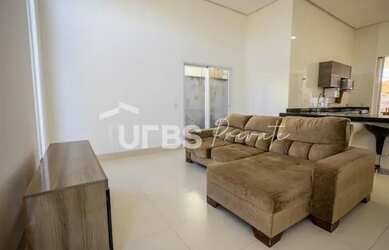 Imagem: A casa possui 3 Dormitórios, 3 Banheiros, 2 Vagas na garagem