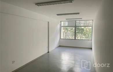 Imagem: O depósito possui 1 Vaga na garagem e 32m² de Área e está