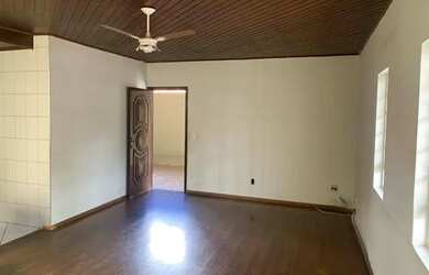 Imagem: A casa possui 4 Dormitórios, 3 Banheiros e 2 Vagas na garagem