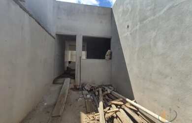 Imagem: A casa possui 2 Dormitórios, 1 Banheiro, 1 Vaga na garagem