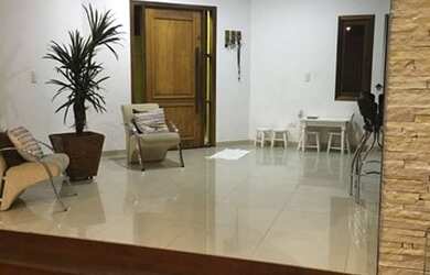 Imagem: A casa possui 4 Dormitórios, 4 Banheiros, 5 Vagas na garagem