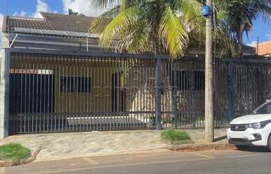 Imagem: A casa possui 3 Dormitórios, 3 Banheiros, 2 Vagas na garagem