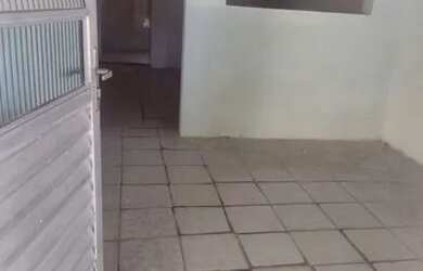 Imagem: A casa possui 1 Dormitório, 1 Banheiro e está localizado