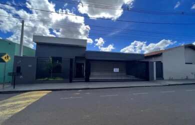 Imagem: A casa possui 3 Dormitórios, 3 Banheiros, 4 Vagas na garagem