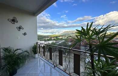 Imagem: A casa possui 5 Dormitórios, 3 Banheiros, 2 Vagas na garagem