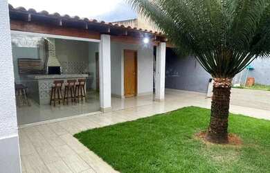 Imagem: A casa possui 2 Dormitórios, 2 Banheiros, 3 Vagas na garagem