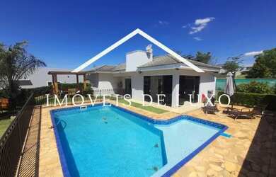 Imagem: A casa em condomínio possui 4 Dormitórios, 5 Banheiros, 2