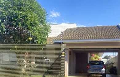 Imagem: A casa possui 3 Dormitórios, 3 Banheiros, 4 Vagas na garagem