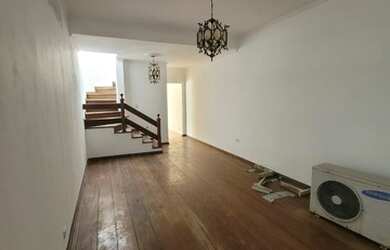 Imagem: A casa possui 4 Dormitórios, 3 Banheiros, 2 Vagas na garagem