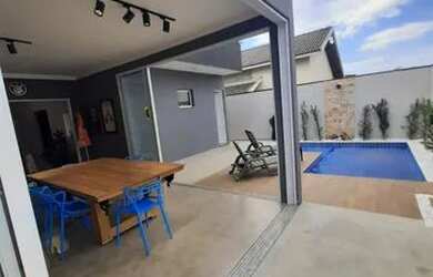 Imagem: A casa em condomínio possui 3 Dormitórios, 1 Banheiro, 2 Vagas