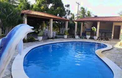 Imagem: A casa possui 4 Dormitórios, Acomodam 20 pessoas, 5 Vagas na