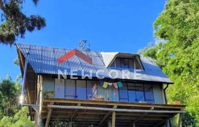 Imagem: A casa possui 1 Dormitório, 1 Banheiro, 4 Vagas na garagem