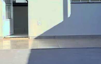 Imagem: A casa possui 2 Dormitórios, 2 Banheiros, 2 Vagas na garagem