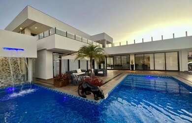 Imagem: A casa em condomínio possui 4 Dormitórios, 3 Banheiros, 5