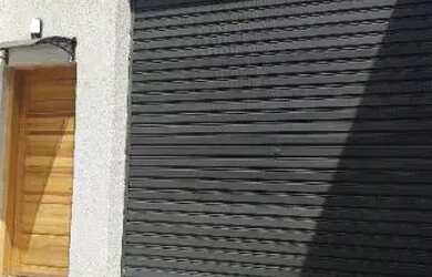 Imagem: O depósito possui 2 Vagas na garagem, 220m² de Área e está