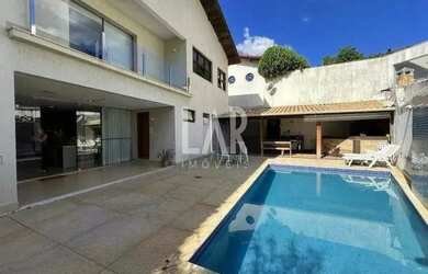 Imagem: A casa possui 5 Dormitórios, 5 Banheiros, 5 Vagas na garagem