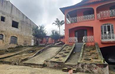 Imagem: A casa possui 4 Dormitórios, 3 Banheiros, 3 Vagas na garagem