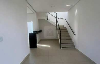 Imagem: A casa possui 2 Dormitórios, 1 Banheiro, 2 Vagas na garagem