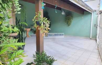 Imagem: A casa possui 3 Dormitórios, 2 Banheiros, 2 Vagas na garagem