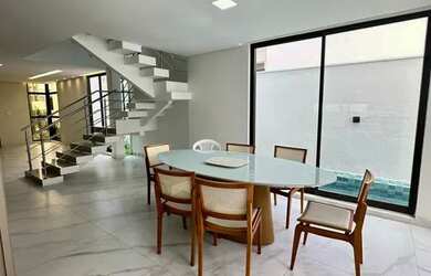 Imagem: A casa em condomínio possui 4 Dormitórios, 4 Banheiros, 240m²