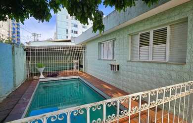 Imagem: A casa possui 3 Dormitórios, 2 Banheiros, 5 Vagas na garagem