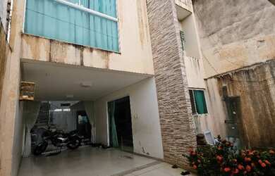 Imagem: A casa possui 3 Dormitórios, 3 Banheiros, 2 Vagas na garagem